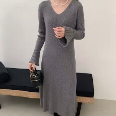 批发实拍 2025<b class='q'>秋冬</b>韩版气质V领喇叭袖显瘦针织<b class='q'>连衣裙</b>长裙