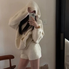 批发超舒适 珊瑚绒<b class='q'>白色</b>慵懒软糯宽松慵懒连帽毛衣<b class='q'>短裤</b>居家服两件套装