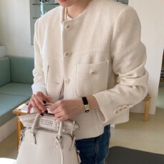 批发2026春新<b class='q'>韩国</b>气质小香风粉色口袋圆领短款修身呢子西服外套