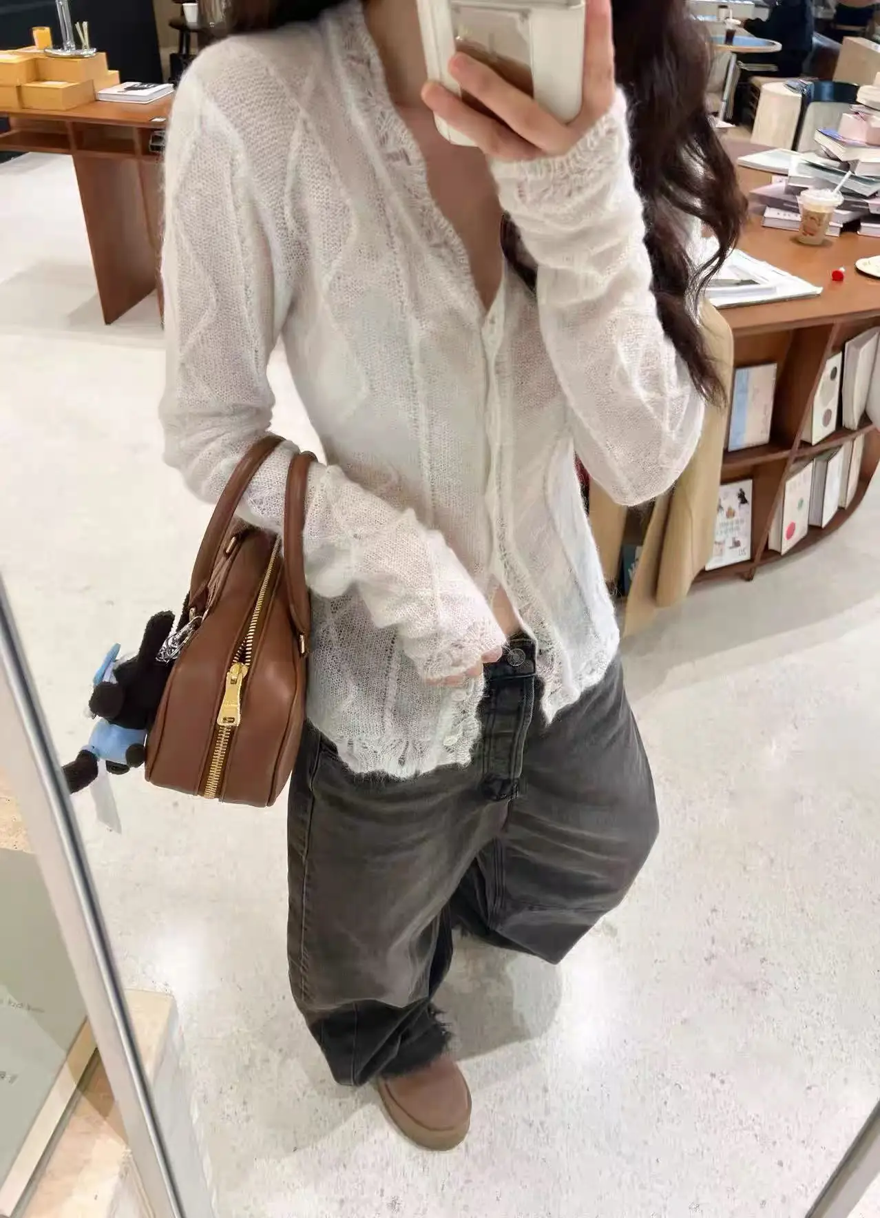 루즈핏 화이트 오픈워크 마헤어 가디건 상세 이미지 7
