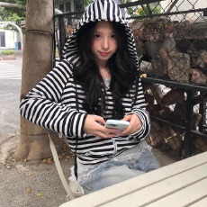 批发<b class='q'>韩国</b>2026春新品条纹可爱连帽双开口拉链<b class='q'>卫衣</b>女