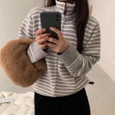 批发韩系设计感撞色条纹<b class='q'>气质</b>拉链长袖毛衣女秋季显瘦百搭chic立领上衣