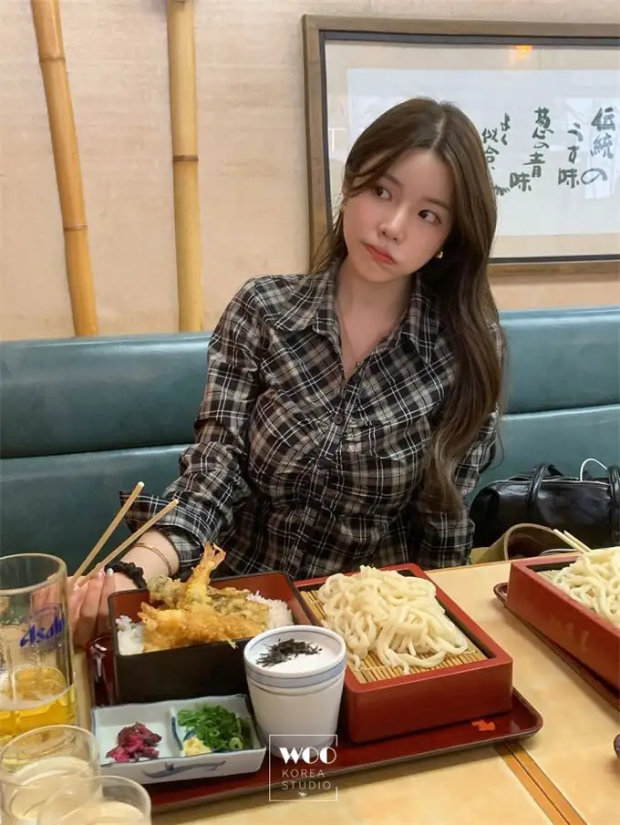 폴드 칼라 체크 무늬 크롭 셔츠 상세 이미지 3