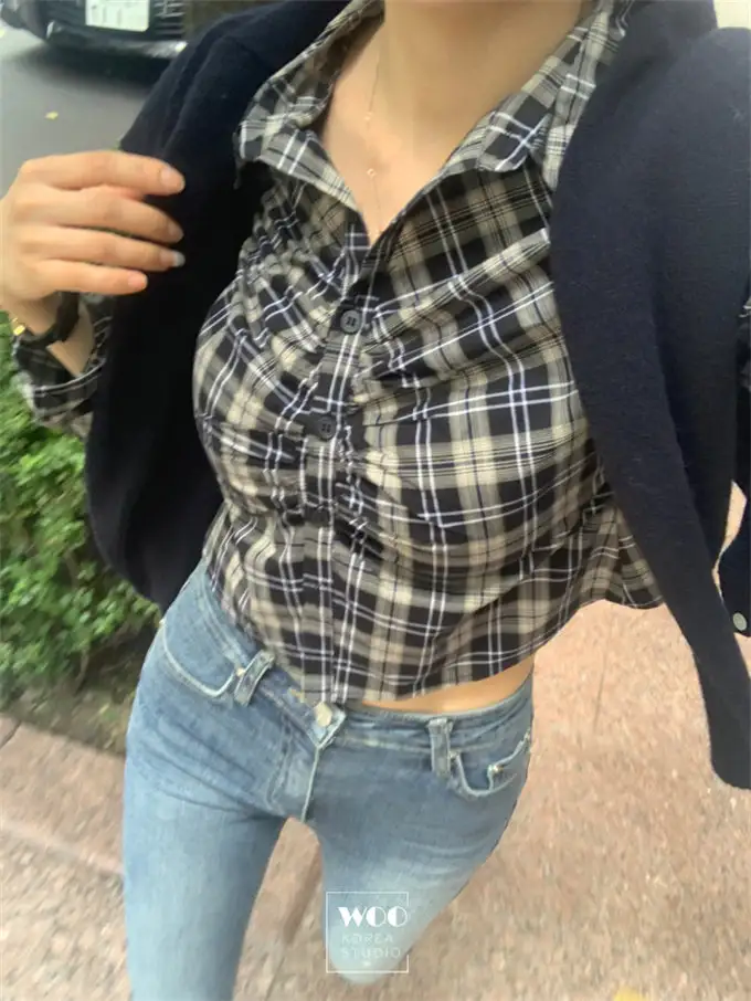 폴드 칼라 체크 무늬 크롭 셔츠 상세 이미지 32