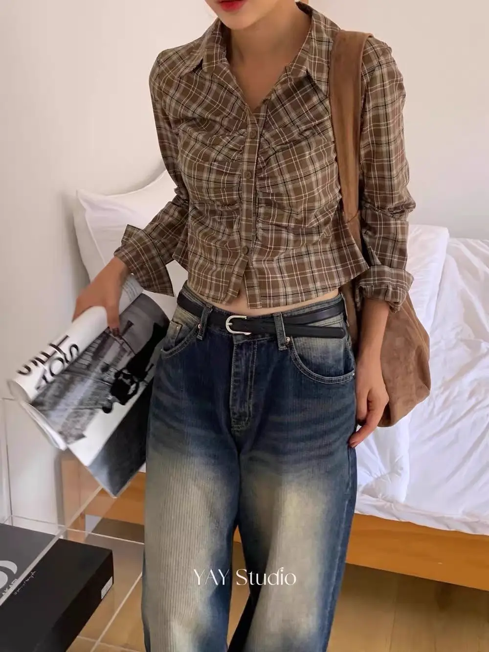 폴드 칼라 체크 무늬 크롭 셔츠 상세 이미지 35