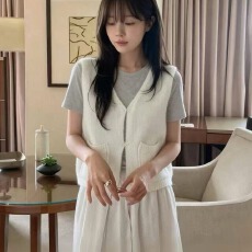 批发<b class='q'>韩国</b>温柔v领叠穿针织马甲女秋季新款气质口袋设计感短款无袖外套