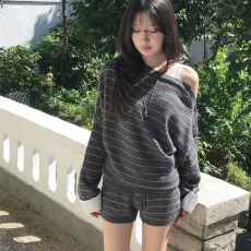 批发韩系一字肩条纹针织加厚毛衣套装女26秋<b class='q'>冬</b>高腰系带短裤两件套
