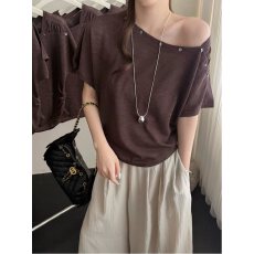 批发官图 <b class='q'>正品</b>斜肩贝壳扣短袖针织t恤女26夏季宽松气质显瘦一字肩上衣