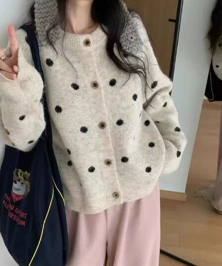 있음 선적 이른 가을 새로운 한 부서 도트 무늬 니트 오픈 가디건 여성 가을 겨울 고급 센스 느긋한 바람 루즈핏 스웨터 맨위