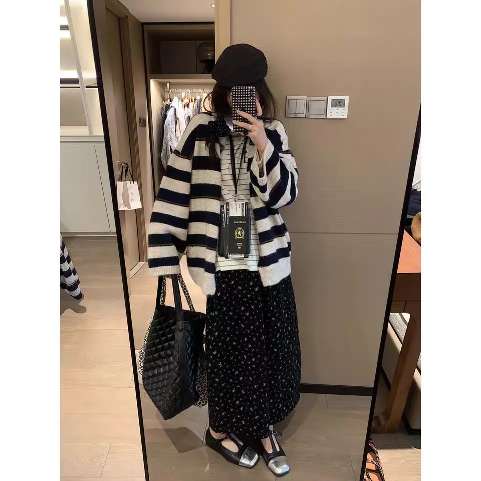 스트라이프 라운드넥 루즈핏 가디건 상세 이미지 6