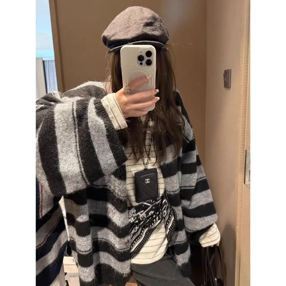 스트라이프 라운드넥 루즈핏 가디건 상세 이미지 10