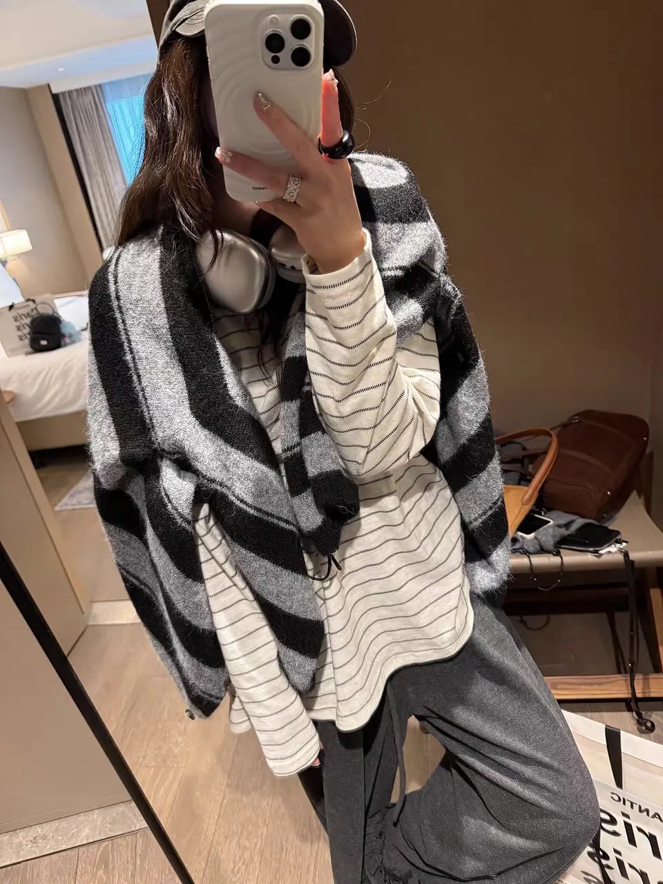스트라이프 라운드넥 루즈핏 가디건 상세 이미지 16