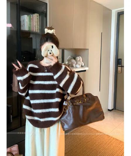 루즈핏 느긋한 바람 고급 풀오버 스웨터 여자 가을 겨울철 2025 새로운 한 부서 가을 의상 스트라이프 니트 스웨터 맨위