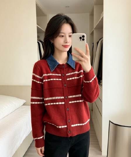 레트로 스트라이프 배색 데님 폴로 칼라 페이크 레이어드 니트 스웨터 2026 가을 새로운 슬림해 보이는 연령 감소 스웨터 코트