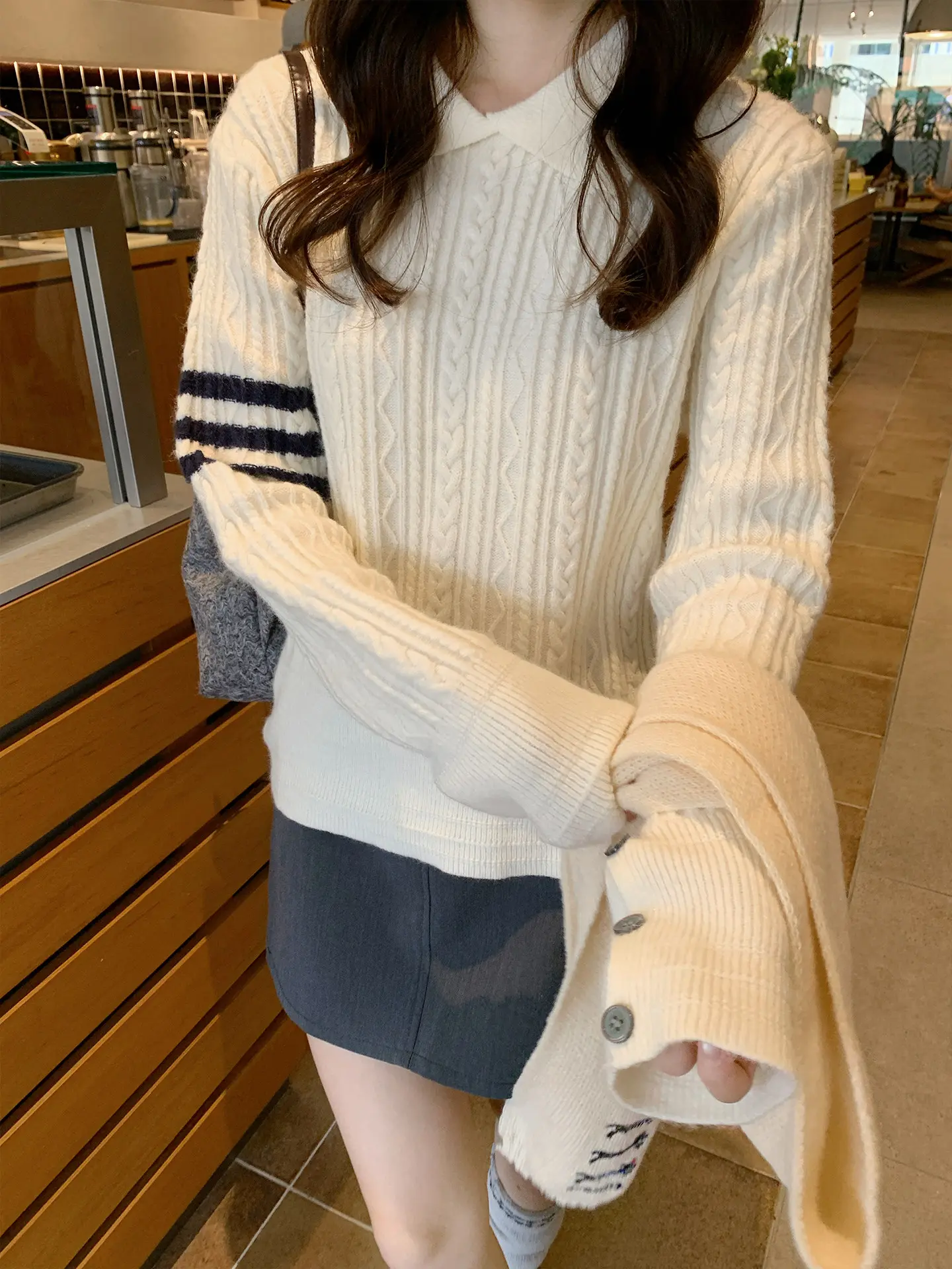 프레피 폴드 칼라 꽈배기 니트 상세 이미지 13