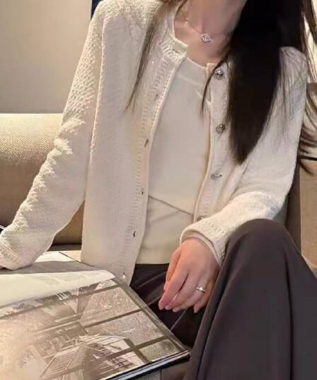 고급 센스 작은 샤넬 스타일 라운드 넥 단추 니트 여성 코트 조기 봄 가을 새로운 패션 품격 다용도 슬림해 보이는 오픈 가디건