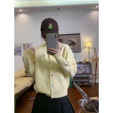 批发韩系软糯显白小羊彩扣<b class='q'>针织</b>开衫女2026秋冬新款百搭显瘦毛衣外套潮