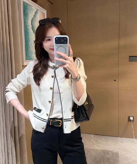작은 샤넬 스타일 라운드 넥 스트라이프 오픈 가디건 여성 가을 겨울철 새로운 쇼트 스타일 싱글 줄 버튼 다용도 슬림해 보이는 니트 재킷 맨위