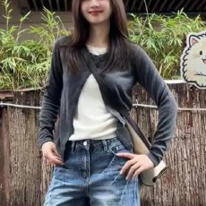 批发<b class='q'>甜美</b>日系高级感深灰色圆领针织开衫女秋修身显瘦短款薄款毛衣外套