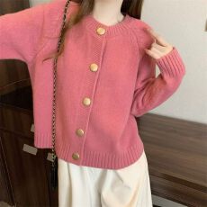 批发玫粉色金扣正肩针织开衫<b class='q'>毛衣</b>外套女2026秋季大码胖mm今年流行上衣