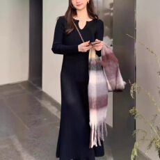 批发法式V领通勤收腰针织<b class='q'>连衣裙</b>秋冬新款女装打底收腰长款毛衣裙子