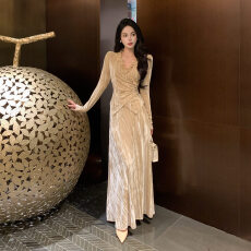 批发秋冬新款轻奢气质设计感小众感性感收腰显瘦百搭上衣下裙套装