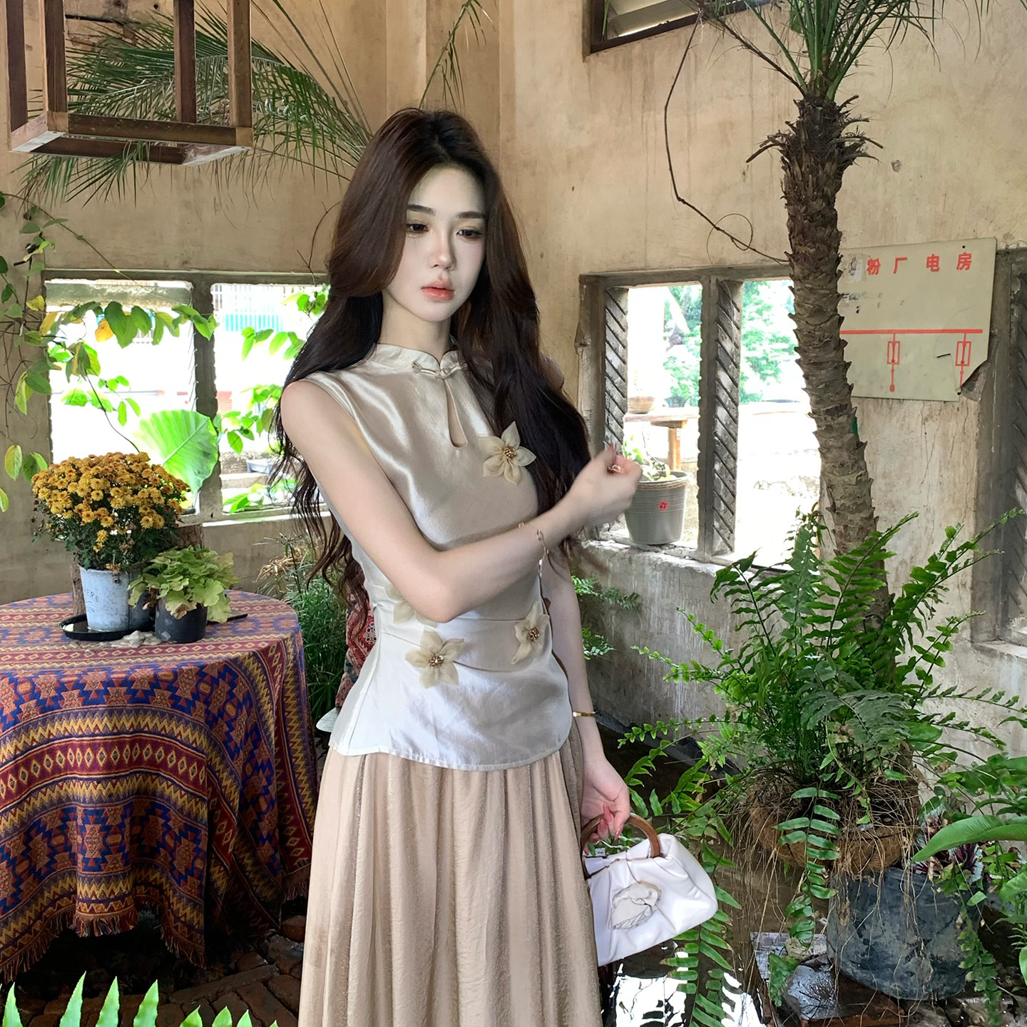 새로운 중식 고급 디자인 센스 스탠드 칼라 단추 민소매 외출용 조끼 꽃 허리 수축 맨위 반신 스커트 투피스 세트