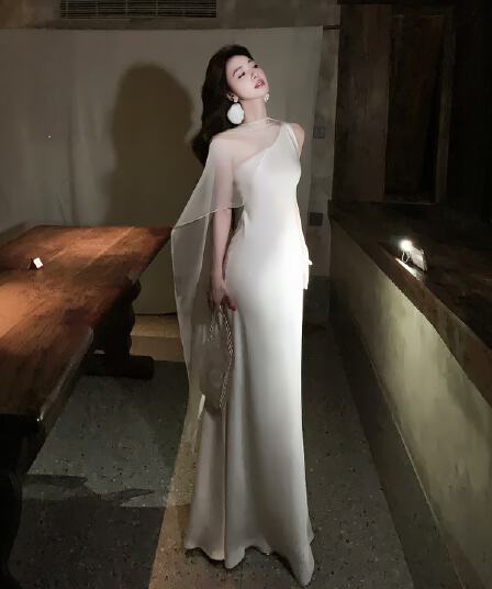 프랑스식 부드러운 바람 리본 비스듬한 어깨 화이트 여성 드레스 여름 2026 새로운 디자인 센스 허리 수축 슬림해 보이는 롱 스커트