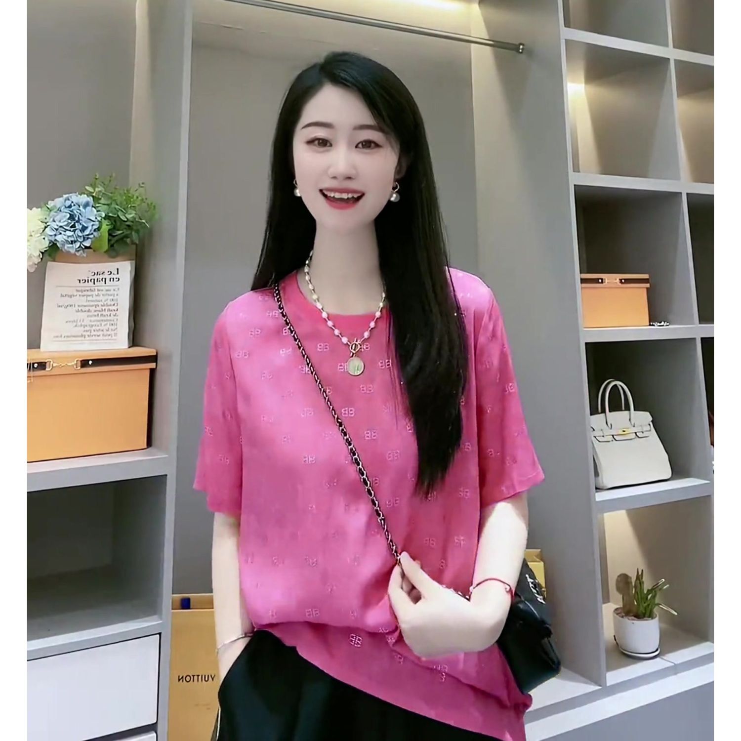 핑크색 유럽 상품 패션 캐주얼 연령 감소 반팔 여성 2026 여름 루즈핏 외국 가스 세련된 프린트 중간 길이 맨위