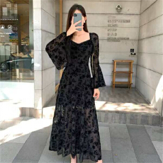 批发实拍2025新法式复古丝绒碎花<b class='q'>连衣裙</b>女春秋收腰显瘦方领喇叭袖长裙
