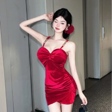 批发实拍2025新款丝绒吊带连衣裙女名媛风性感收腰显瘦包臀宴会小礼裙