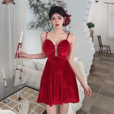 批发实拍2025新款丝绒吊带连衣裙女复古性感收腰显瘦蓬蓬裙年会小礼裙