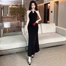 批发实拍挂脖露肩红色连衣裙女收腰显瘦开叉长裙气质宴会<b class='q'>敬酒</b><b class='q'>礼服</b>裙