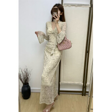 批发实拍法式复古 V 领碎花<b class='q'>连衣裙</b>女收腰显瘦喇叭袖气质长款仙女裙