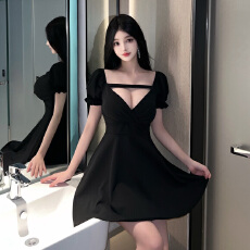 批发实拍小众气质露肩小黑裙女修身收腰 V 领泡泡袖约会派对 A 字裙