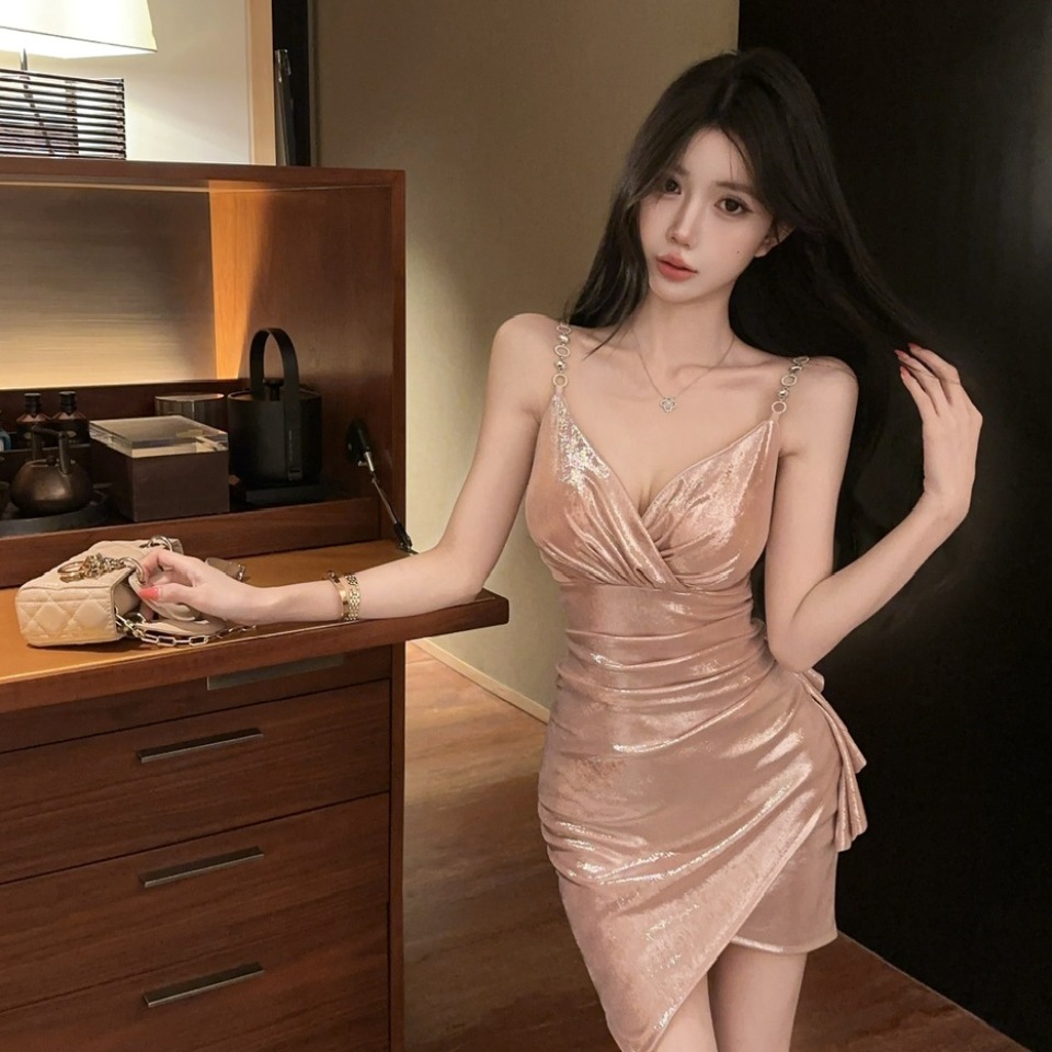 실사 순수한 욕망 핫걸 바람 밝은 얼굴 슬립 여성 드레스 새로운 V넥 허리 수축 타이트 스커트 슬림해 보이는 불규칙 미니 스커트