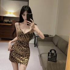 批发实拍复古豹纹吊带连衣裙女交叉裹胸收褶显瘦包臀裙纯欲风紧身裙