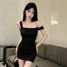 批发实拍一字斜领不规则吊带裙女收褶显瘦包臀裙纯欲风紧身短款连衣裙