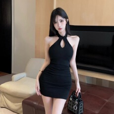 批发实拍挂脖镂空包臀连衣裙女褶皱收腰显瘦纯欲风紧身辣妹<b class='q'>短</b>款小黑裙