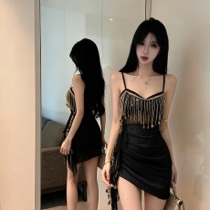 批发实拍氛围感吊带礼服上身亮片流苏装饰 抽绳褶皱不规则飘带<b class='q'>连衣裙</b>