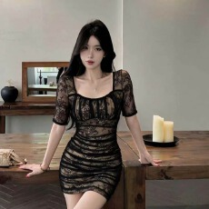 批发实拍方领中袖蕾丝连衣裙<b class='q'>女</b> 透视网纱褶皱收腰修身包臀氛围感短裙