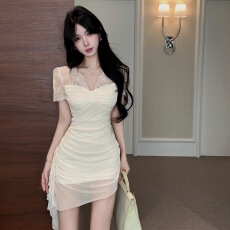 批发实拍氛围感蕾丝<b class='q'>短袖</b>裙 V 领扭结设计 裙身褶皱不规则闪纱包臀短裙