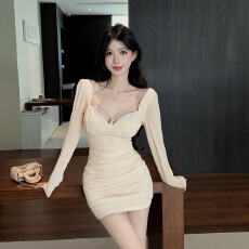 批发实拍纯欲风长袖连衣裙女方领珍珠挂脖褶皱收腰包臀短裙性感显身材