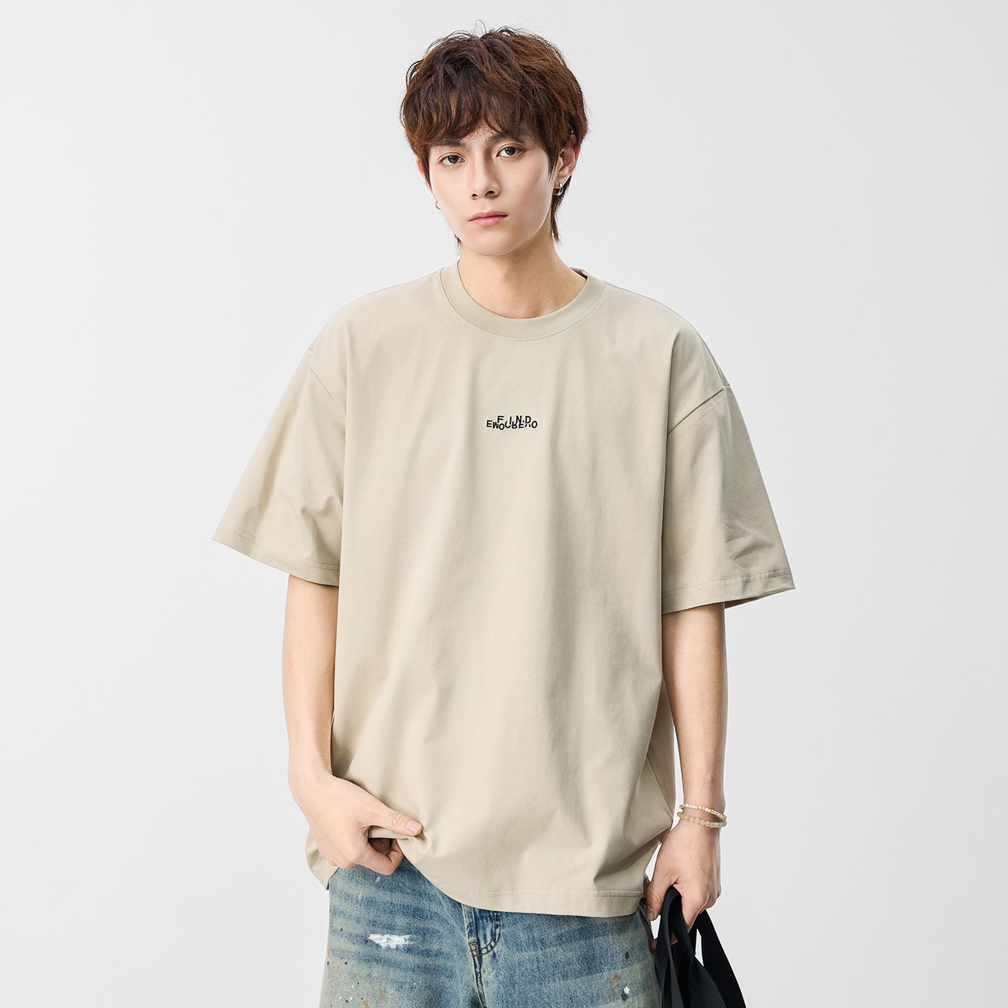 실사 2026 여름 새로운 미니멀리즘 알파벳 자수 반팔 티셔츠 남자 무거운 일본식 트렌드 5 점 소매 동정