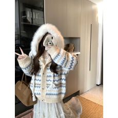 批发实拍<b class='q'>大码</b><b class='q'>韩版</b>彩虹条纹毛领连帽毛衣外套秋冬加厚慵懒软糯糯针织衫