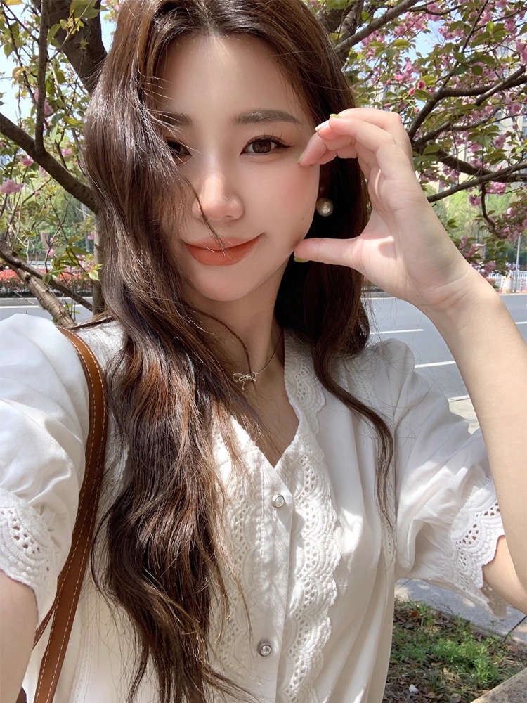 프랑스식 레트로 화이트 V넥 레이스 반팔 여성 셔츠 여름 품격 연령 감소 슬림해 보이는 작은 셔츠 거품 소매 맨위
