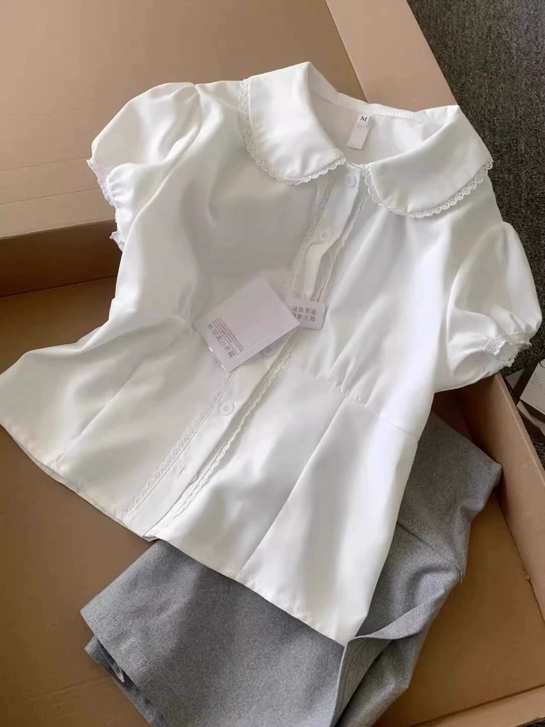 여름 ootd 착용 가져 가라. 화이트 베이비 칼라 셔츠 티셔츠 여성 여름 디자인 센스 허리 수축 몸매 가꾸기 쇼트 스타일 반팔 맨위