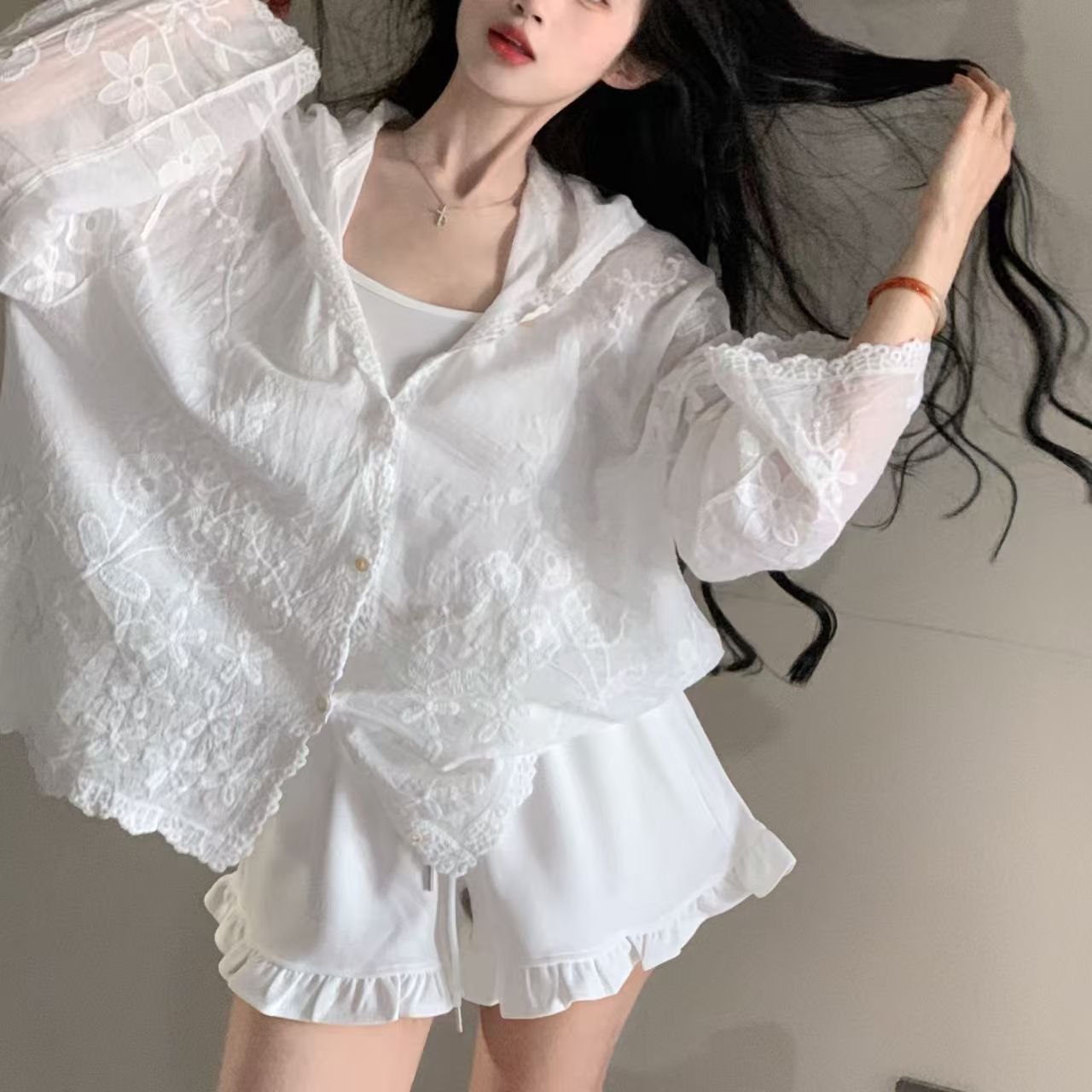 화이트 무거운 작업 자수 레이스 후드 자외선 차단 여성 셔츠 여름 얇은 스타일 루즈핏 느긋한 바람 맨위 셔츠 재킷