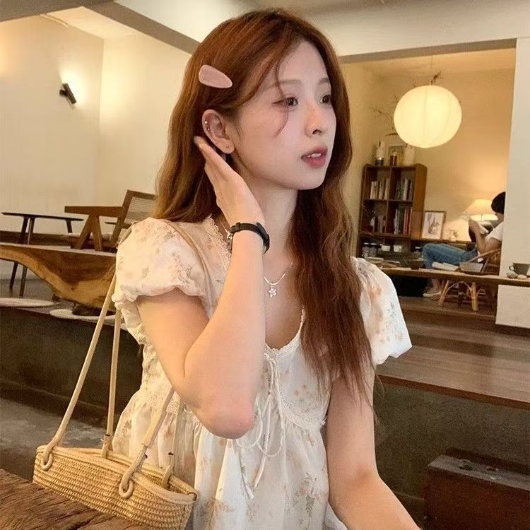 부드러운 바람 V넥 레트로 레이스 조각 여성 셔츠 2026 새로운 여름 거품 소매 루즈핏 인형 셔츠 맨위