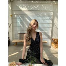 批发8uioio '迷情南法'黑色波点v领吊带背心女春2026新款修身显瘦上衣